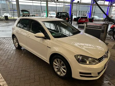 Gebraucht VW Golf VII LOUNGE 125 PS (91 kW) 2015 Weiß Limousine