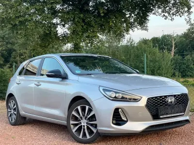 Gebraucht Hyundai i30 Intro Edition 120 PS (88 kW) 2017 Silber Limousine