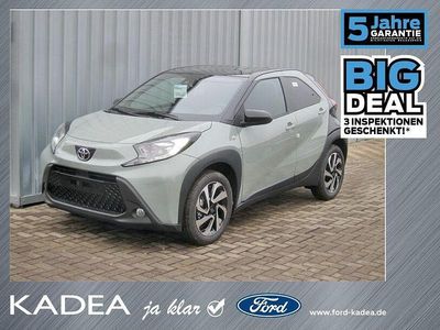 Neu Toyota Aygo 72 PS (52 kW) 2025 Urban khaki (6x3)/ black mica Kleinwagen