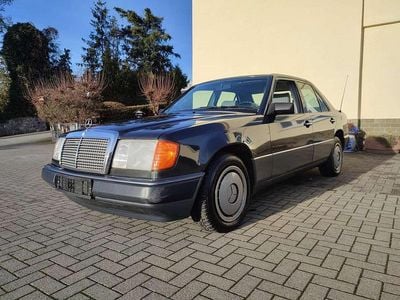 Schwarz Gebraucht 1992 Mercedes E230 Limousine | 3.990 €