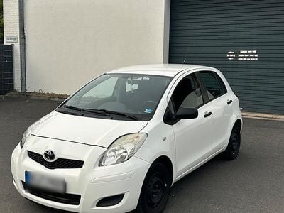 Gebraucht Toyota Yaris 69 PS (50 kW) 2010 Weiß Kleinwagen