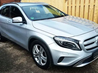 Usata Mercedes GLA200 156 CV (114 kW) 2015 Argento SUV
