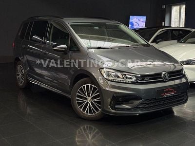 Grau Gebraucht 2019 VW Touran Highline Van / Kleinbus | 25.999 € (Etwas zu teuer)