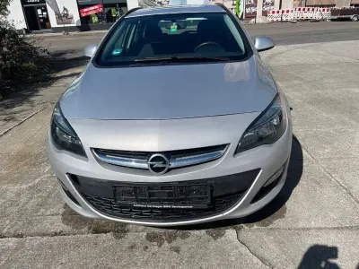 Używany Opel Astra Selection 110 KM (80 kW) 2014 Srebrny Kombi