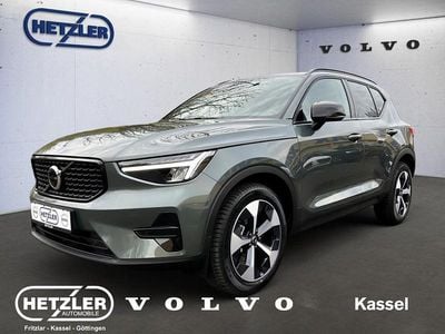 Neu Volvo XC40 Plus 197 PS (144 kW) 2025 Forest lake / metallic SUV