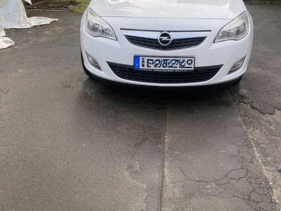 Gebraucht Opel Astra 140 PS (102 kW) 2012 Weiß Limousine