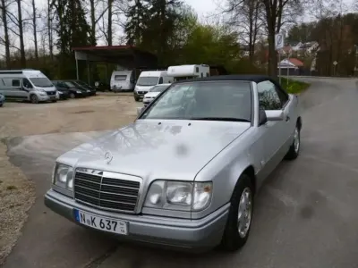 Gebraucht Mercedes E220 150 PS (110 kW) 1996 Silbergrau metallic Cabrio