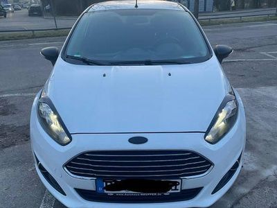 Gebraucht Ford Fiesta Trend 101 PS (74 kW) 2015 Weiß Kleinwagen