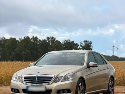 Gebraucht Mercedes E220 177 PS (130 kW) 2011 Gold Limousine