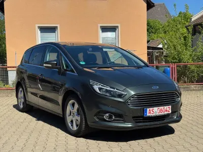Używany Ford S-MAX Titanium 209 KM (153 kW) 2017 Zielony Minivan