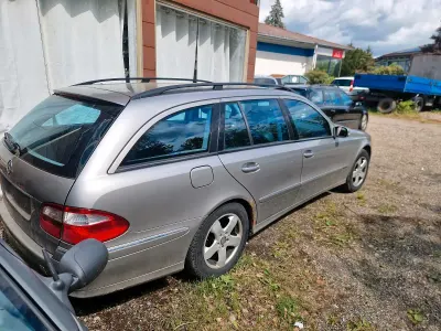 Używany Mercedes E220 150 KM (110 kW) 2004 Złoty Kombi