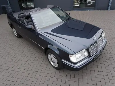 Gebraucht Mercedes E220 150 PS (110 kW) 1997 Smargdschwarzmet.189 Cabrio
