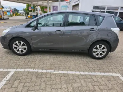 Gebraucht Toyota Verso 126 PS (92 kW) 2011 Grau Van / Kleinbus