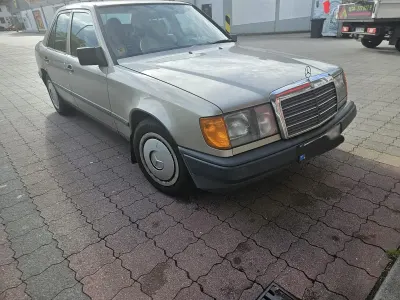 Gebraucht Mercedes E230 132 PS (97 kW) 1987 Gold Limousine