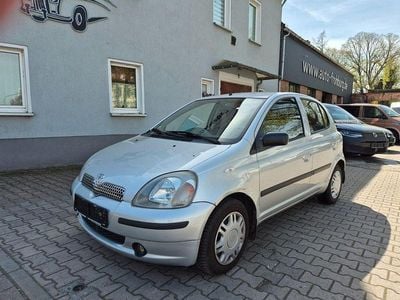 Usata Toyota Yaris 86 CV (63 kW) 2001 Argento Berlina