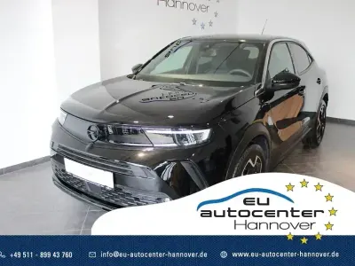 Gebraucht Opel Mokka Ultimate 131 PS (96 kW) 2024 Lackierung schwarz perla nera/typ aussenverkleidung metalliclackierung SUV