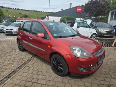 Gebraucht Ford Fiesta 80 PS (58 kW) 2007 Rot Kleinwagen