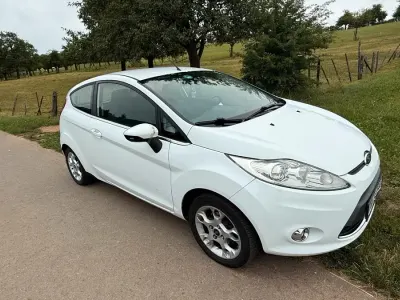 Gebraucht Ford Fiesta 82 PS (60 kW) 2012 Weiß Kleinwagen