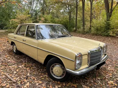 Gebraucht Mercedes 200/8 95 PS (69 kW) 1975 Gelb Limousine