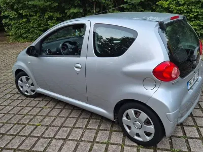 Gebraucht Toyota Aygo 68 PS (50 kW) 2006 Silber Kleinwagen