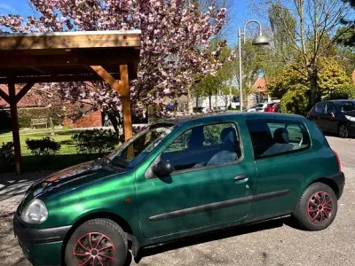 Begagnad Renault Clio II Basis 58 HK (42 kW) 2001 Grön Sedan