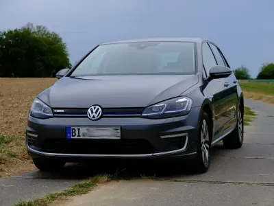 Gebraucht VW e-Golf 100 kW (136 PS) 2020 Grau Kleinwagen