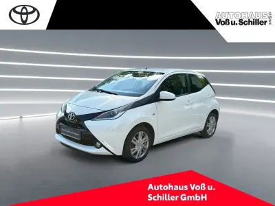 Używany Toyota Aygo X-play 69 KM (50 kW) 2016 Biały Hatchback