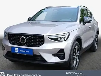 Neu Volvo XC40 Plus 163 PS (119 kW) 2026 Silber SUV