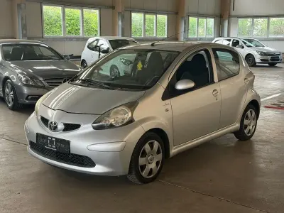 Second-hand Toyota Aygo Cool 68 CP (50 kW) 2008 Argintiu Hatchback