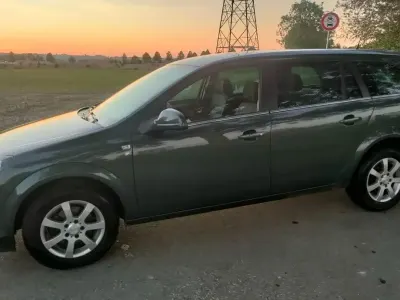 Gebraucht Opel Astra Edition 140 PS (102 kW) 2010 Grün Kombi