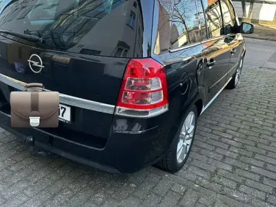 Gebraucht Opel Zafira Family 140 PS (102 kW) 2010 Schwarz Van / Kleinbus