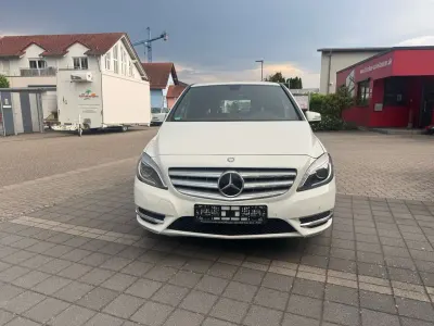 Gebraucht Mercedes B200 156 PS (114 kW) 2012 Calcitweiss  unilack Kleinwagen