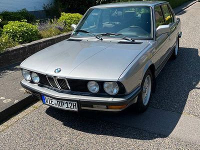 Gebraucht BMW 525 129 PS (94 kW) 1987 Grau Limousine
