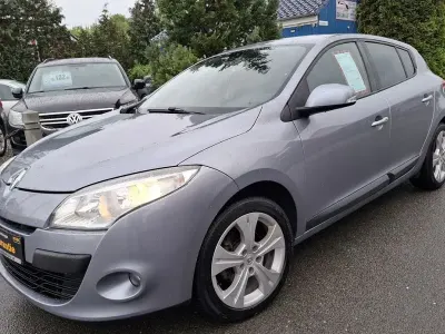 Gebraucht Renault Mégane Dynamique 101 PS (74 kW) 2009 Silber Limousine