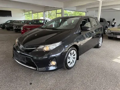 Gebraucht Toyota Auris 90 PS (66 kW) 2013 Schwarz Kleinwagen