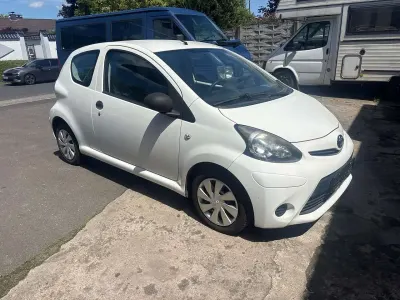 Gebraucht Toyota Aygo Basis 68 PS (50 kW) 2012 Cool white Kleinwagen
