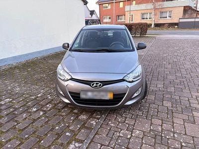 Grau Gebraucht 2012 Hyundai i20 Classic Kleinwagen | 5.199 € (Fairer Preis)