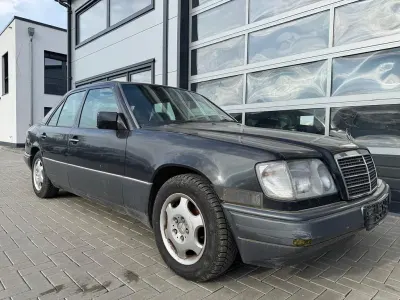 Gebraucht Mercedes E200 136 PS (100 kW) 1993 Schwarz Limousine