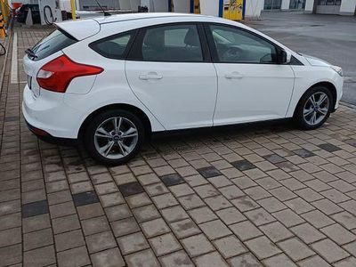 Gebraucht Ford Focus Trend 125 PS (91 kW) 2015 Weiß Limousine