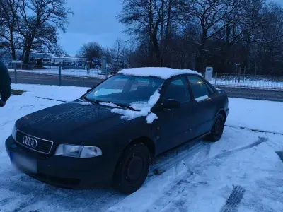 Używany Audi A4 101 KM (74 kW) 1995 Czarny Sedan/Limuzyna