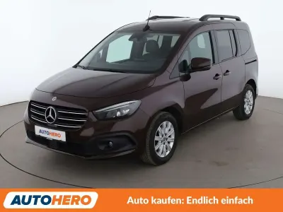 Gebraucht Mercedes T180 Progressive 131 PS (96 kW) 2023 Rubellitrot Van / Kleinbus