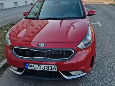Używany Kia Niro Spirit 141 KM (103 kW) 2017 Czerwony SUV