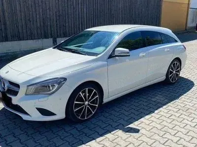 Gebraucht Mercedes CLA200 Shooting Brake Urban 156 PS (114 kW) 2015 Weiß Kombi