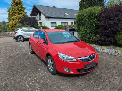 Gebraucht Opel Astra Sport 140 PS (102 kW) 2011 Rot Limousine
