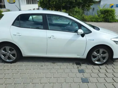 Gebraucht Toyota Auris Hybrid 136 PS (100 kW) 2012 Weiß Kleinwagen