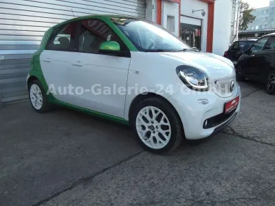Używany Smart ForFour Electric Drive 60 kW (82 KM) 2018 Biały Sedan/Limuzyna