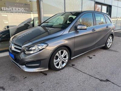 Grau Gebraucht 2015 Mercedes B180 Van / Kleinbus | 10.999 € (Guter Preis)