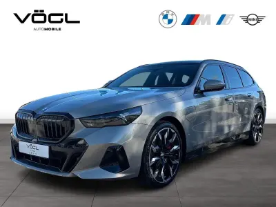 Neu BMW 550e M Sport 489 PS (359 kW) 2026 Oxidgrau ii Kombi