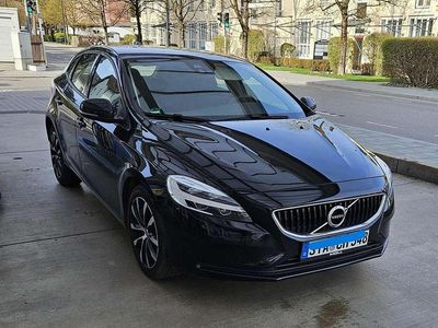 Gebraucht Volvo V40 Momentum 122 PS (89 kW) 2019 Schwarz Limousine