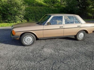 Second-hand Mercedes E230 101 CP (74 kW) 1982 Auriu Berlinǎ